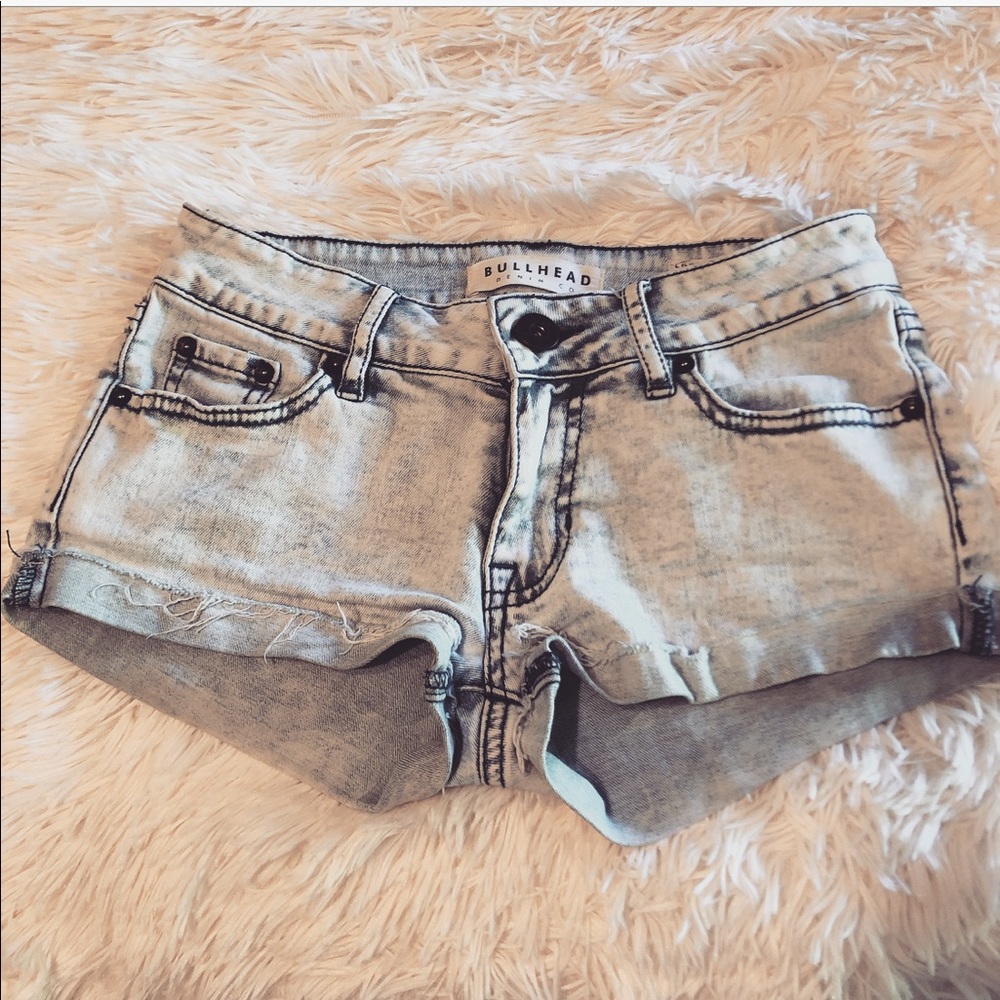 Short shorts - Picture 3 of 4
